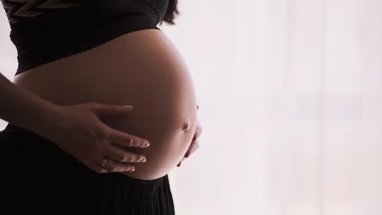 Fertility expert explains pros and cons of assisted reproduction technologies for late pregnancies